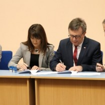 Powiększ zdjęcie Podczas podpisywania umowy od lewej siedzą: Dyrektor PCPR we Włoszczowie Ilona Nowak, Skarbnik Powiatu Agnieszka Górska, Starosta Włoszczowski Dariusz Czechowski, Wojewoda Świętokrzyski Zbigniew Koniusz.
