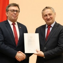 Powiększ zdjęcie Od%20lewej:%20Starosta%20Włoszczowski%20Dariusz%20Czechowski%20i%20Wojewoda%20Świętokrzyski%20Zbigniew%20Koniusz,%20który%20trzyma%20druk%20podpisanej%20umowy%20na%20finansowanie%20zadania%20„Asystent%20Osobisty%20Osoby%20Niepełnosprawnej%20–%20edycja%202022%20”%20