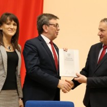 Powiększ zdjęcie Od lewej stoją: Skarbnik Powiatu Agnieszka Górska, Starosta Włoszczowski Dariusz Czechowski i Wojewoda Świętokrzyski Zbigniew Koniusz, który trzyma druk podpisanej umowy.