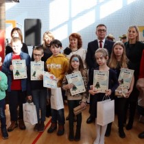 Powiększ zdjęcie Organizatorzy imprezy integracyjnej na hali PCK-R wraz z laureatami konkursu: