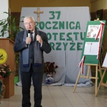 Powiększ zdjęcie Poseł Krzysztof Lipiec trzyma mikrofon, przemawia do zebranych uczestników uroczystości z okazji 37. rocznicy protestu o krzyże w Zespole Szkół Zawodowych we Włoszczowie.