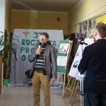 Powiększ zdjęcie Uczestnik strajku Zbigniew Żesławski trzyma mikrofon, przemawia do zebranych uczestników uroczystości z okazji 37. rocznicy protestu o krzyże w Zespole Szkół Zawodowych we Włoszczowie