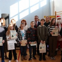Powiększ zdjęcie Organizatorzy imprezy integracyjnej na hali PCK-R wraz z laureatami konkursu: