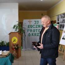 Powiększ zdjęcie Uczestnik strajku, przemawia do zebranych uczestników uroczystości z okazji 37. rocznicy protestu o krzyże w Zespole Szkół Zawodowych we Włoszczowie