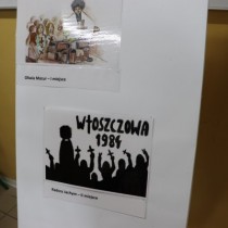 Powiększ zdjęcie Wystawa prac konkursowych. U góry praca Oliwi Mazur: kapłan odprawiający mszę na tornistrach szkolnych, wokół klęczy młodzież.Na dole praca Radosza Jachyma: ciemne postacie na białym tle z uniesionymi krzyżami, postać kapłana, napis Włoszczowa 1984
