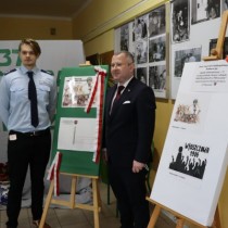 Powiększ zdjęcie W środku sztaluga z makietą kartki jubileuszowej z okazji 37. rocznicy protestu o krzyże we Włoszczowie. Po prawej stronie Wicestarosta Włoszczowski Łukasz Karpiński, po lewej Radosz Jachym zdobywca II miejsca w konkursie.