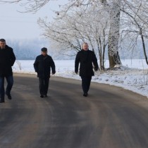 Powiększ zdjęcie Od prawej: Wicestarosta Włoszczowski Łukasz Karpiński, sołtys Ojsławic Mirosław Cieśla, Wójt Gminy Radków Jarosław Dominik idą wyremontowaną drogą w Ojsławicach.