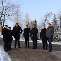 Powiększ zdjęcie Od prawej: Paweł Macherski, Wicestarosta Łukasz Karpiński, Starosta Dariusz Czechowski, dyrektor Zarządu Dróg Powiatowych Norbert Gąsieniec, Wójt Jarosław Dominik, sołtys Ojsławic Mirosław Cieśla, Przewodniczący Rady Powiatu Zbigniew Matyśkiewicz.