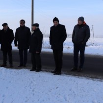 Powiększ zdjęcie Od prawej: Wicestarosta Łukasz Karpiński, Paweł Macherski, dyrektor Zarządu Dróg Powiatowych Norbert Gąsieniec, sołtys Ojsławic Mirosław Cieśla, Starosta Dariusz Czechowski, Przewodniczący Rady Powiatu Zbigniew Matyśkiewicz, Wójt Jarosław Dominik.