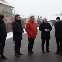 Powiększ zdjęcie Od lewej stoją: sołtys Mirosława Klimczyk, Adrian Jagiełło, Starosta Dariusz Czechowski, radny Powiatu Włoszczowskiego Leopold Kwapisz, Wicestarosta Łukasz Karpiński, dyrektor Zarządu Dróg Powiatowych Norbert Gąsieniec, radny Krystian Pwłowski.