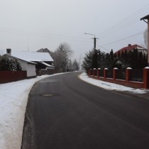 Powiększ zdjęcie Wyremontowany odcinek drogi powiatowej ul. Zarzecze w Krasocinie.