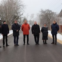 Powiększ zdjęcie Od%20lewej%20stoją:%20Adrian%20Jagiełło,%20dyrektor%20Zarządu%20Dróg%20Powiatowych%20Norbert%20Gąsieniec,%20Starosta%20Dariusz%20Czechowski,%20radny%20Powiatu%20Włoszczowskiego%20Leopold%20Kwapisz,%20Wicestarosta%20Łukasz%20Karpiński,%20sołtys%20Mirosława%20Klimczyk,%20radny%20Krystian%20Pawłowski.