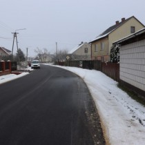 Powiększ zdjęcie Wyremontowany odcinek drogi powiatowej ul. Zarzecze w Krasocinie.