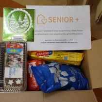 Powiększ zdjęcie Paczka z produktami przekazanymi przez Klub Senior+ z Włoszczowy.