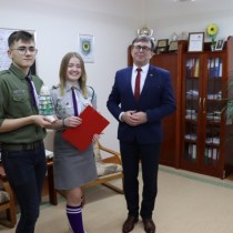 Powiększ zdjęcie Od%20prawej%20stoją:%20Starosta%20Włoszczowski%20Dariusz%20Czechowski,%20harcerka%20i%20harcerz%20z%20Hufca%20Szczekocińsko-Włoszczowskiego%20z%20Betlejemskim%20Światłem%20Pokoju.