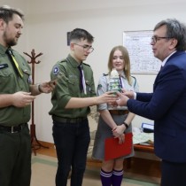 Powiększ zdjęcie Od prawej: Starosta Włoszczowski Dariusz Czechowski odbiera lampion w kształcie zielonej choinki, harcerka i dwaj harcerze z Hufca Szczekocińsko-Włoszczowskiego przejazują Betlejemskie Światło Pokoju. 