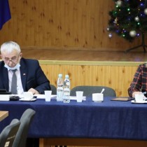 Powiększ zdjęcie Za stołem siedzą od prawej: Wiceprzewodnicząca Rady Powiatu Aneta Jończyk i Przewodniczący Rady Powiatu Zbigniew Matyśkiewicz.