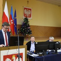 Powiększ zdjęcie Przy mównicy od lewej Starosta Włoszczowski Dariusz Czechowski.