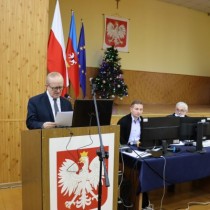 Powiększ zdjęcie Przy mównicy od lewej radny Jerzy Suliga