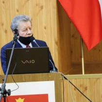 Powiększ zdjęcie Przy mównicy radny Zbigniew Krzysiek