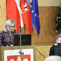 Powiększ zdjęcie Przy mównicy wiceprzewodnicząca Rady Powiatu Aneta Jończyk