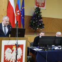 Powiększ zdjęcie Przy mównicy wicestarosta Łukasz Karpiński