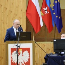 Powiększ zdjęcie Przy mównicy dyrektor Zarządu Dróg Powiatowych Norbert Gąsieniec