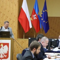 Powiększ zdjęcie Przy mównicy radny Leopold Kwapisz