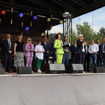 Powiększ zdjęcie Powitanie gości i rozpoczęcie wydarzenia. Na scenie Marszałek Renata Janik oraz samorządowcy z województwa świętokrzyskiego.
