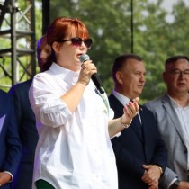 Powiększ zdjęcie Członek Zarządu Powiatu Włoszczowskiego Małgorzata Gusta wita zgromadzonych gości. 