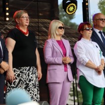 Powiększ zdjęcie Przedstawiciele samorządów - uczestnicy pikniku „Świętokrzyskie dla Ukrainy