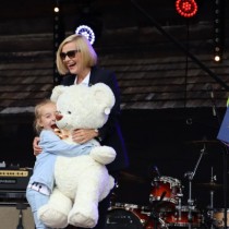 Powiększ zdjęcie Marszałek Renata Janik (z prawej) przekazuje Amelii Anisovych (z lewej) białego pluszowego misia.