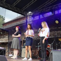 Powiększ zdjęcie Artyści występujący na scenie podczas pikniku integracyjnego.