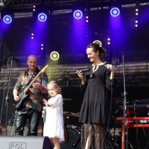 Powiększ zdjęcie Koncert zespołu Taraka z Amelią Anisovych (dziewczynka stoji w środku w białej sukience).