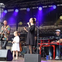 Powiększ zdjęcie Koncert zespołu Taraka z Amelią Anisovych (dziewczynka stoji w środku w białej sukience).