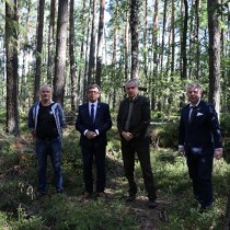 Powiększ zdjęcie Przy pozostałościach bunkrów AK stoją od prawej: Wicestarosta Łukasz Karpiński, Nadleśniczy Artur Ratusznik, Starosta Dariusz Czechowski, Rafał Żelichowski.