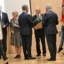 Powiększ zdjęcie Zdzisław%20Purchała%20odbiera%20odznaczenie