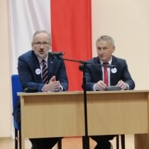 Powiększ zdjęcie Od%20lewej%20siedzą:%20minister%20zdrowia%20Adam%20Niedzielski%20i%20wojewoda%20świętokrzyski%20Zbigniew%20Koniusz.