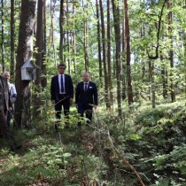 Powiększ zdjęcie Przy pozostałościach bunkrów AK stoją od prawej: Wicestarosta Łukasz Karpiński, Starosta Dariusz Czechowski, Rafał Żelichowski, Nadleśniczy Artur Ratusznik.