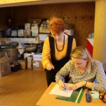 Powiększ zdjęcie Ewidencja w Starostwie Powiatowym pomocy przekazanej przez Gminę Krasocin dla ogarniętej wojną Ukrainy. Z lewej: Członek Zarządu Małgorzata Gusta.