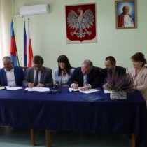 Powiększ zdjęcie Podczas podpisania umowy z Wykonawcą zadania na Pękowcu: od lewej siedzą M. Lesiak, J. Lesiak, Starosta D. Czechowski, Skarbnik A. Górska, Wicestarosta Ł. Karpiński, Członkowie Zarządu R. Pacanowski i M. Gusta.