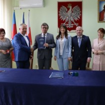 Powiększ zdjęcie Podpisanie umowy dotacji od lewej stoją: przedstawiciele Wykonawcy Małgorzata i Jacek Lesiak oraz Starosta Dariusz Czechowski, Skarbnik Agnieszka Górska, Wicestarosta Łukasz Karpiński, Członkowie Zarządu Małgorzata Gusta i Rafał Pacanowski.
