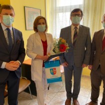 Powiększ zdjęcie Starosta Włoszczowski Dariusz Czechowski, Wicestarosta Włoszczowski Łukasz Karpiński oraz dyrektor Zespołu Opieki Zdrowotnej Rafał Krupa gratulują powołania Pani dr Ewie Pater 