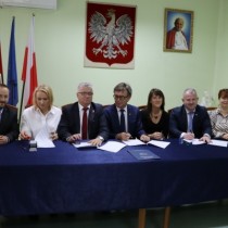 Powiększ zdjęcie Podczas podpisywania umowy od lewej za stołem siedzą: Rafał Pacanowski Monika Starczewska, Ryszard Suliga, Dariusz Czechowski, Agnieszka Górska, Łukasz Karpiński, Małgorzata Gusta.
