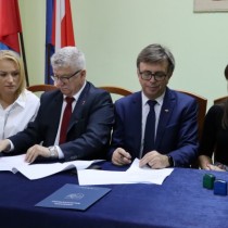 Powiększ zdjęcie Podczas podpisania umowy dotacji z Gminą Koniecpol. Od lewej: Monika Starczewska Skarbnik Gminy, Ryszard Suliga Burmistrz Miasta i Gminy Koniecpol, Dariusz Czechowski Starosta Włoszczowski, Agnieszka Górska Skarbnik Powiatu.