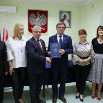 Powiększ zdjęcie Podpisanie umowy dotacji od lewej stoją :Członek Zarządu Rafał Pacanowski, Skarbnik Monika Starczewska, Burmistrz Ryszard Suliga, Starosta Dariusz Czechowski, Skarbnik Agnieszka Górska, Członek Zarządu Małgorzata Gusta, Wicestarosta Łukasz Karpiński