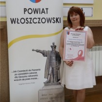Powiększ zdjęcie Członek%20Zarządu%20Powiatu%20Włoszczowskiego%20Małgorzata%20Gusta%20prezentuje%20plakat%20promujący%20akcję%20badań%20cytologicznych