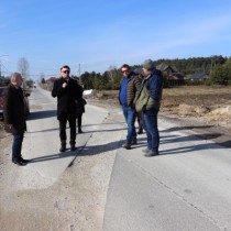Powiększ zdjęcie Na remontowanej drodze stoją od lewej Wicestarosta Łukasz Karpiński, Starosta Dariusz Czechowski, Piotr Motyl i Paweł Macherski.