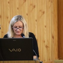 Powiększ zdjęcie Projekt uchwały odczytuje Wiceprzewodnicząca Rady Aneta Jończyk