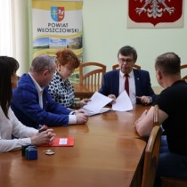 Powiększ zdjęcie Podpisanie%20umowy.%20Na%20środku%20Starosta%20dariusz%20Czechowski,%20po%20lewej%20Członek%20Zarządu%20Małgorzata%20Gusta,%20Wicestaropsta%20Łukasz%20Karpiński%20i%20Skarbnik%20Agnieszka%20Górska.%20Po%20prawej%20stronie%20(tyłem)%20Paweł%20Żmuda.